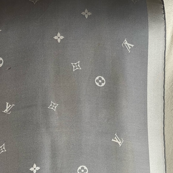 Louis Vuitton Silk Falling Monogram Stole - Picture 5 of 15